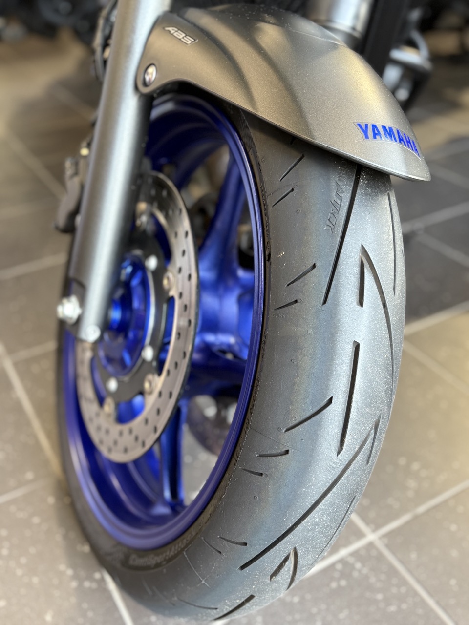 Yamaha Vorderrat und blaue Felge